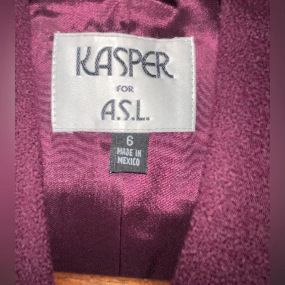 Elegant KASPER Wool Blazer in beautiful cranberry color size 6 with gold buttons